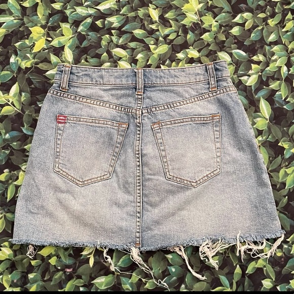 BDG Denim Mini Skirt Raw Hem size XS Preowned UO frayed hem casual on trend - Picture 3 of 7